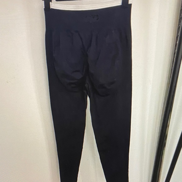 ALO Yoga Black and White Women's Leggings Set - Picture 5 of 9